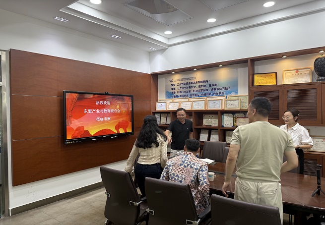 ��������Я�ֶ��˲������ϻ� ����̩����ɫչ���»���